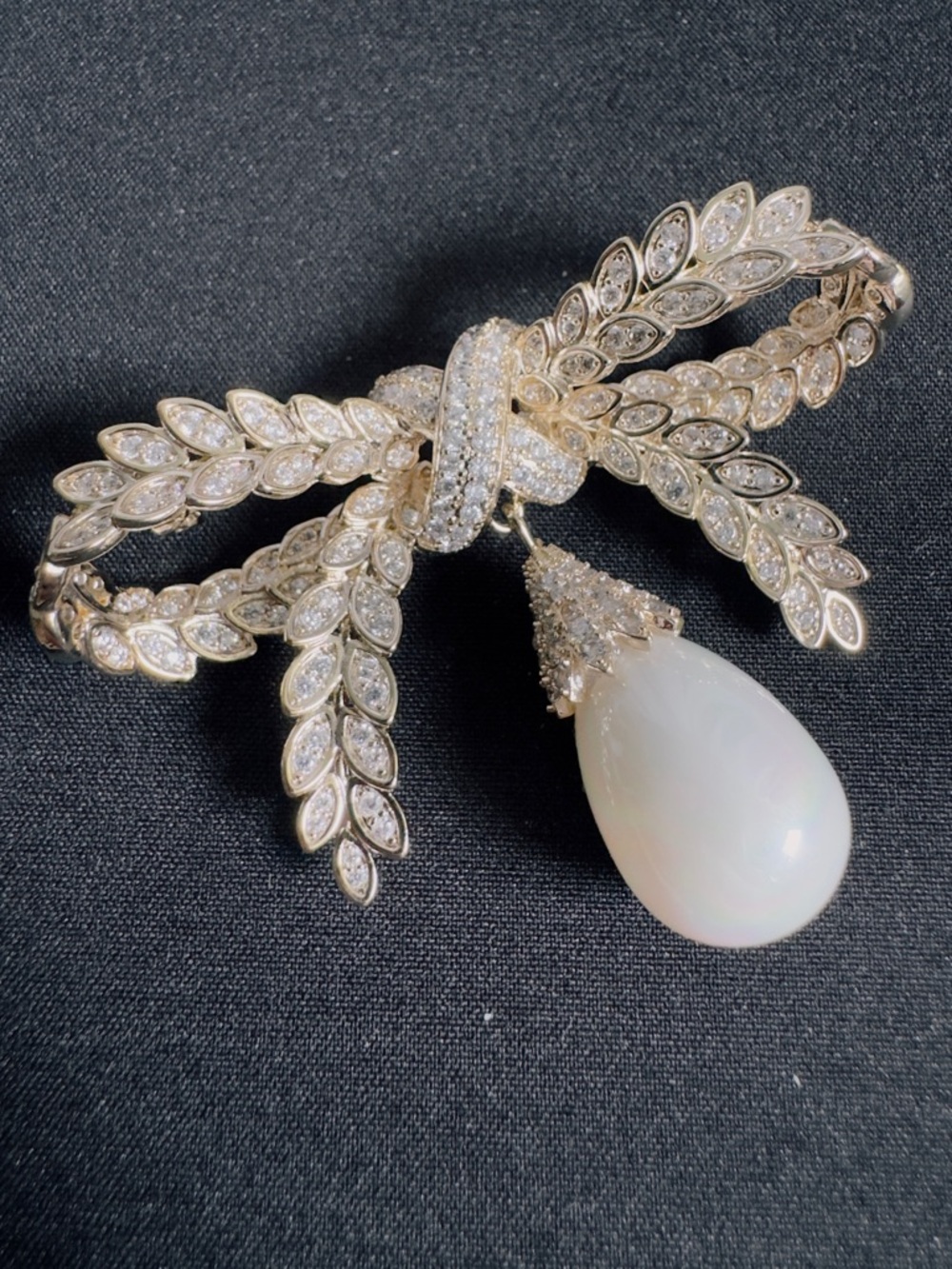 Gold-Tone Leaf Bow Brooch with White Teardrop Pendant - Picture 3 of 6